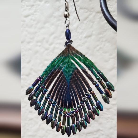 Vintage Peacock feather beaded dangle earrings 2 1/4" long, 2" wide. - Picture 4 of 9